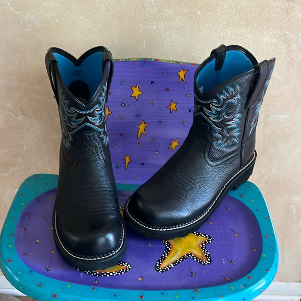 Fabulously fun & funky Ariat boots!